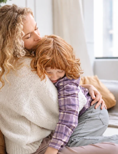 Zeit für die Familie nach dem Praxisalltag – eine Mutter umarmt ihr Kind.